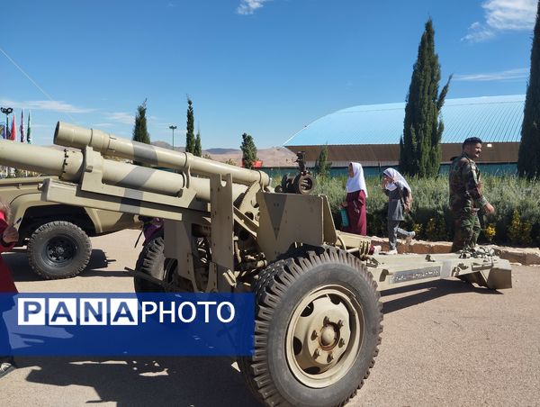 بازدید دانش‌آموزان از نمایشگاه اقتدار شیراز