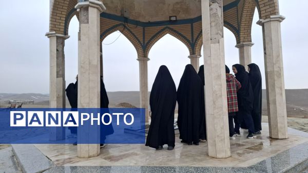 غبارروبی و عطر افشانی مزار شهدای گمنام شهر کهک 