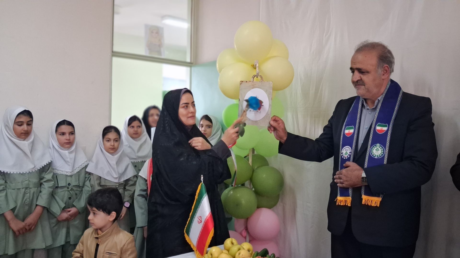 آیین سپاس معلم در مدرسه تمام تشکیلاتی سمیه منطقه مهربان 