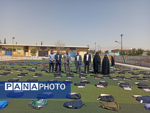 توزیع ٥٠٠ بسته کیف و لوازم التحریر میان دانش‌آموزان نیازمند در آموزش و پرورش ناحیه 3 شیراز