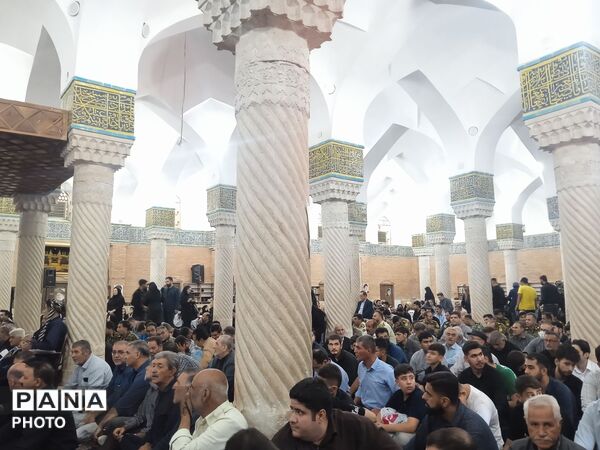 مراسم گرامیداشت رهبر شهید در مسجد جامع سنندج