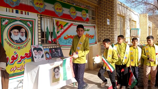طنین زنگ انقلاب در مدرسهٔ شهید صادقی باخرز