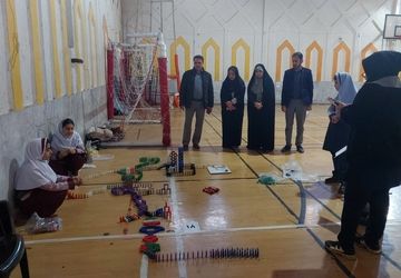 رقابت دانش‌آموزان دختر دبستانی ناحیه 3 شیراز در المپیاد رویش در رشته دومینو