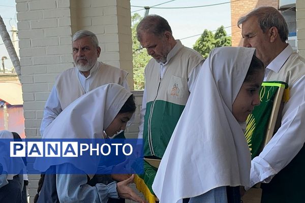 عطر حرم رضوی در دهه کرامت؛ پرچم متبرک امام رضا (ع) در مدرسه سمیه و شاهد فرهنگ