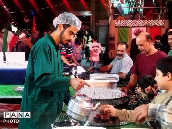 فعالیت چایخانه حضرت زهرا(س) در مسجد جامع نیشابور همزمان با هفته دفاع مقدس