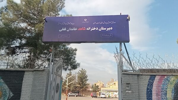 دختران شاهد قفلی خلاقیت خود را در نمایشگاه پژوهش به نمایش گذاشتند