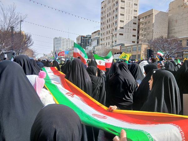 حضور پرشور مردم مشهدی در راهپیمایی ۲۲ بهمن 