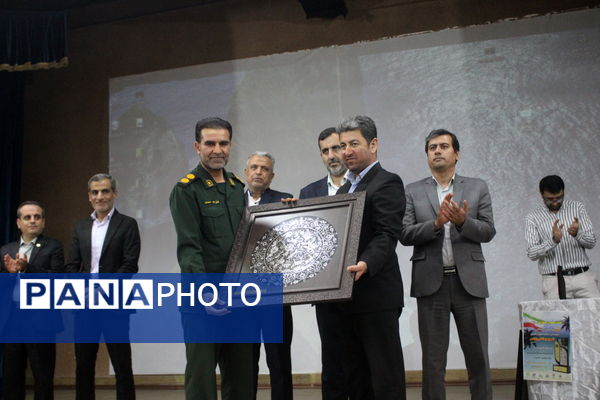 تجلیل از برگزیدگان دبیرستان شهید بهشتی شهرستان بوشهر (1)