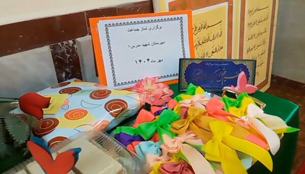 نماز جماعت رنگین در مدرسه‌ مدرس تبریز
