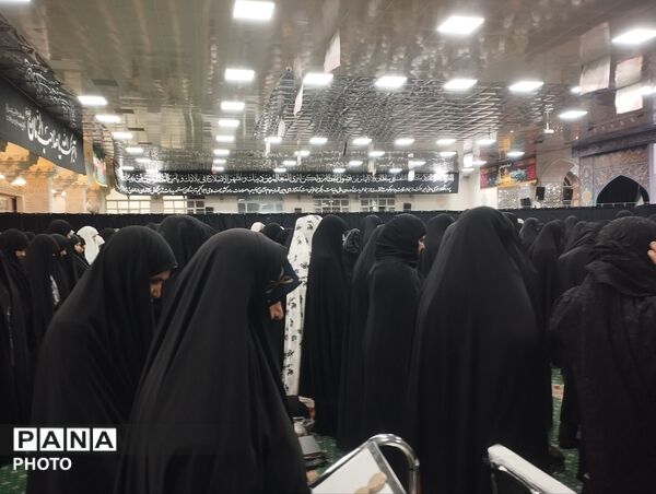  نماز جماعت در امامزاده سید حمزه کاشمر 