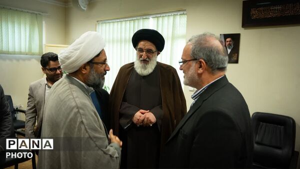 بیعت  اعضای شورای دانشگاه آزاد اسلامی استان البرز با سومین رهبر انقلاب اسلامی