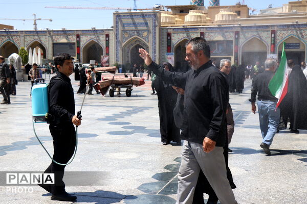 حرم مطهر امام رضا(ع)، میزبان زائران و عزاداران رهبر شهید