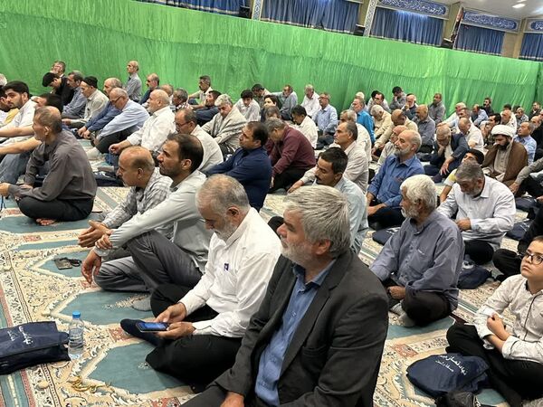 حضور دانش‌آموزان و فرهنگیان در نماز‌ جمعه صفادشت