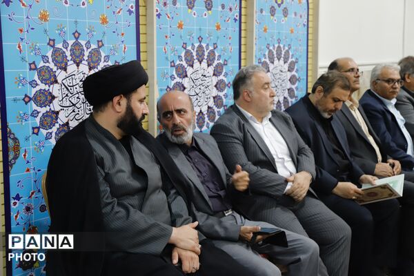 یادبود رهبر شهید در اداره‌کل آموزش و پرورش شهر تهران 