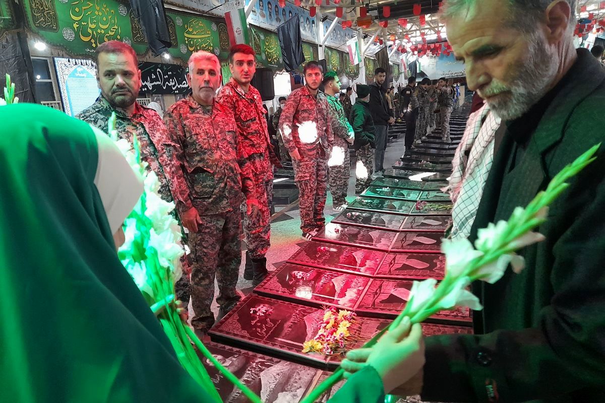 گلباران مزار شهدای ملارد با حضور مسئولان و خانواده‌های معظم شهدا 