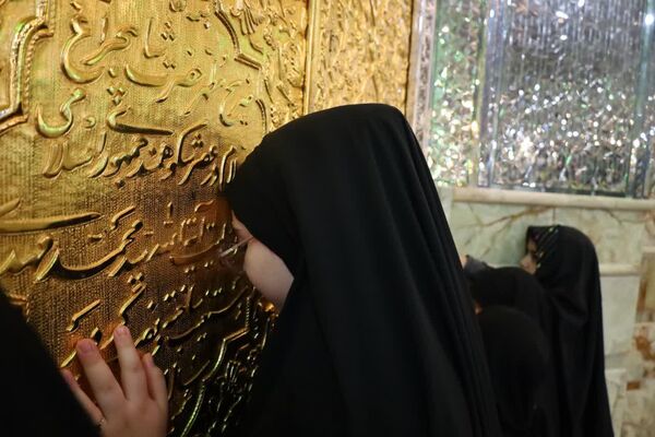  دورهمی دختران با قرائت سوره مبارکه فتح در رواق دارالذکر سومین حرم اهل بیت (ع)