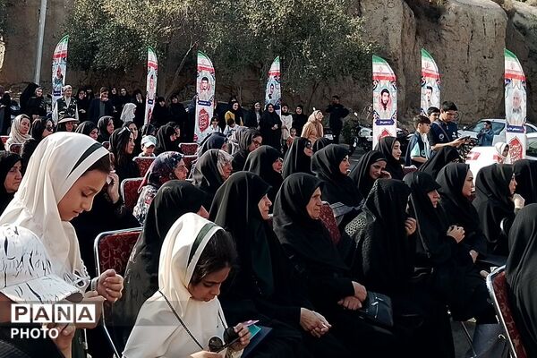 مراسم یادبود آموزگار دبستان نیلوفر رفیعی ناحیه دو شهرری با حضور پیشتازان سازمان دانش‌آموزی 