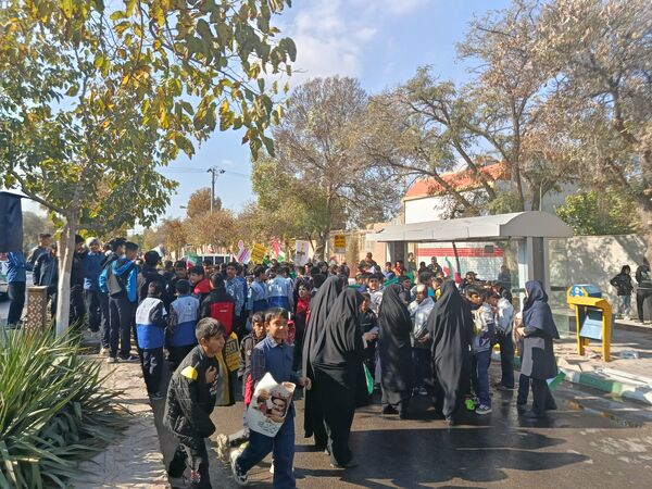 حضور دانش آموزان و آحاد مردم شریف منطقه رضویه در راهپیمایی 13آبان