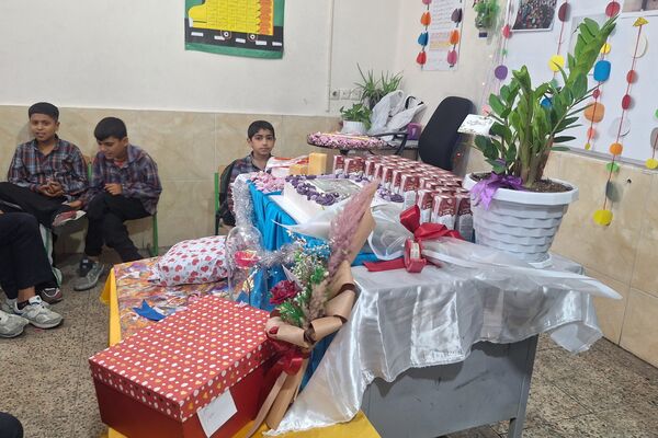 معلم مشعل دانش و چراغ هدایت است