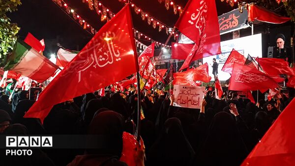 وداع باشکوه فرهنگیان، دانش‌آموزان و مردم منطقه ۱۷ با رهبر شهید ایران