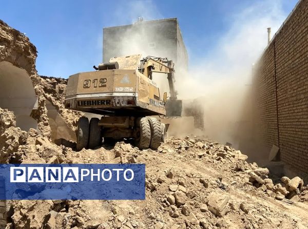 تخریب منازل آسیب دیده، پرخطر و زلزله زده در شهر کاشمر