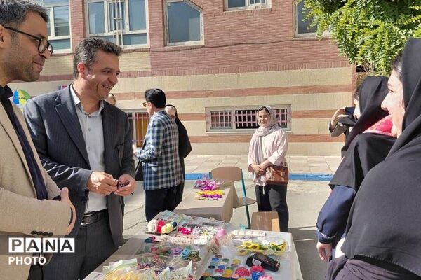 جشن عاطفه ها در دبستان 22 بهمن به یاد شهید پیشتاز ماکان نصیری
