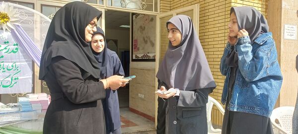 تقدیر از دانش‌آموزان برتر دبیرستان دخترانه ۱۳ آبان