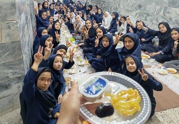  افطار ساده دانش‌آموزان در  مدرسه مهندس رحمانی فرد