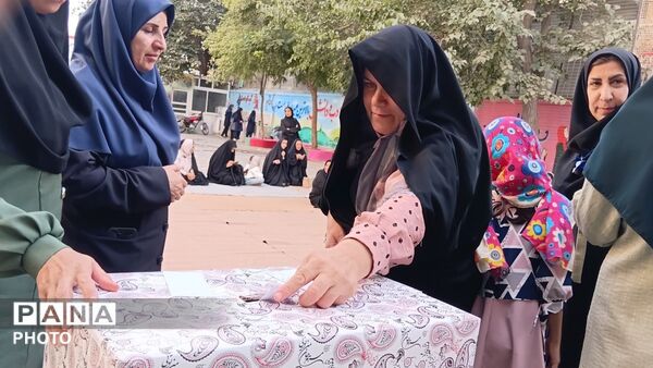  حضور پرشور اولیای دبستان رحمانی فرد در انتخابات انجمن اولیا و مربیان