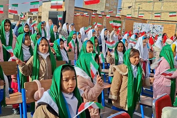 برافراشته شدن پرچم ایران در اداره آموزش و پرورش منطقه ۱۰