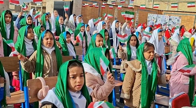 جشن انقلاب در دبستان هیات امنایی خواهران صدیقی ملارد