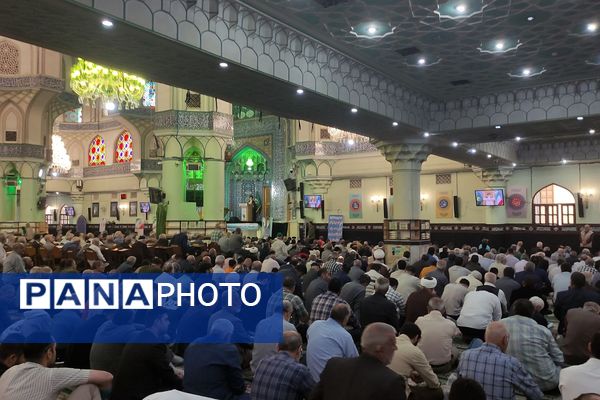 حضور مدیر آموزش و پرورش ناحیه دو شهرری در کنار دانش آموزان در نماز جمعه 