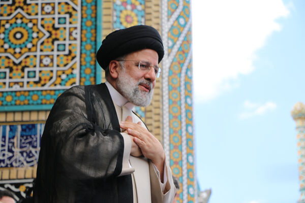 حضور پرشور نوجوانان قمی در آیین استقبال از رئیس جمهوری 