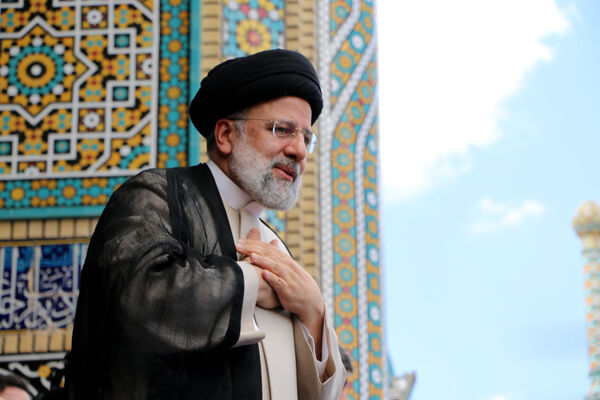 حضور پرشور نوجوانان قمی در آیین استقبال از رئیس جمهوری 