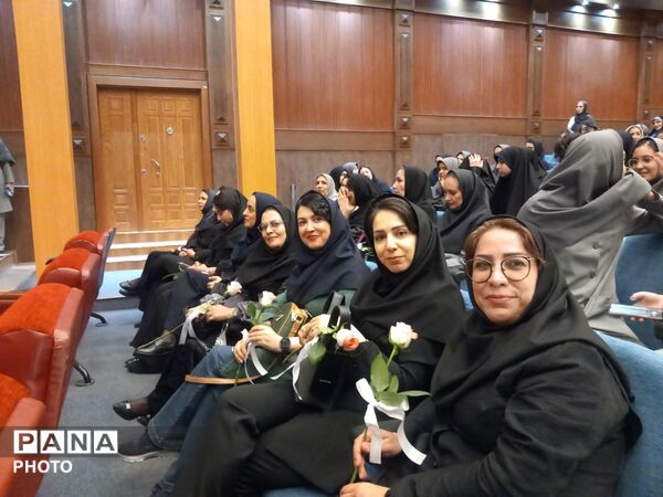 جشن فارغ تحصیلی وتقدیر ازدانش آموزان پایه نهم دبیرستان آرمینه مصلی نژاد ناحیه ۶
