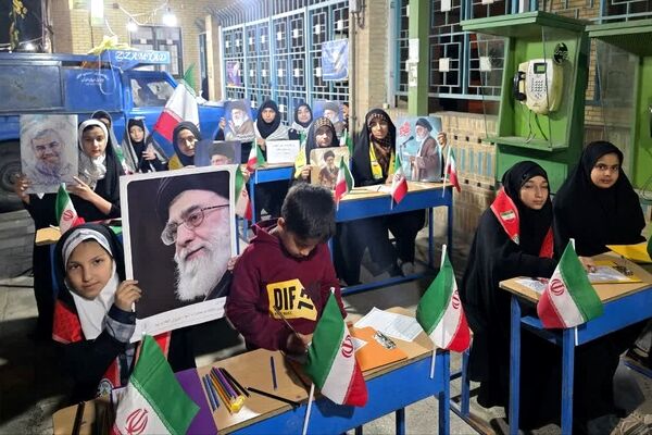 کلاس و نیمکت های نمادین به یاد دانش آموزان مینابی در موکب آموزش و پرورش ناحیه یک یزد