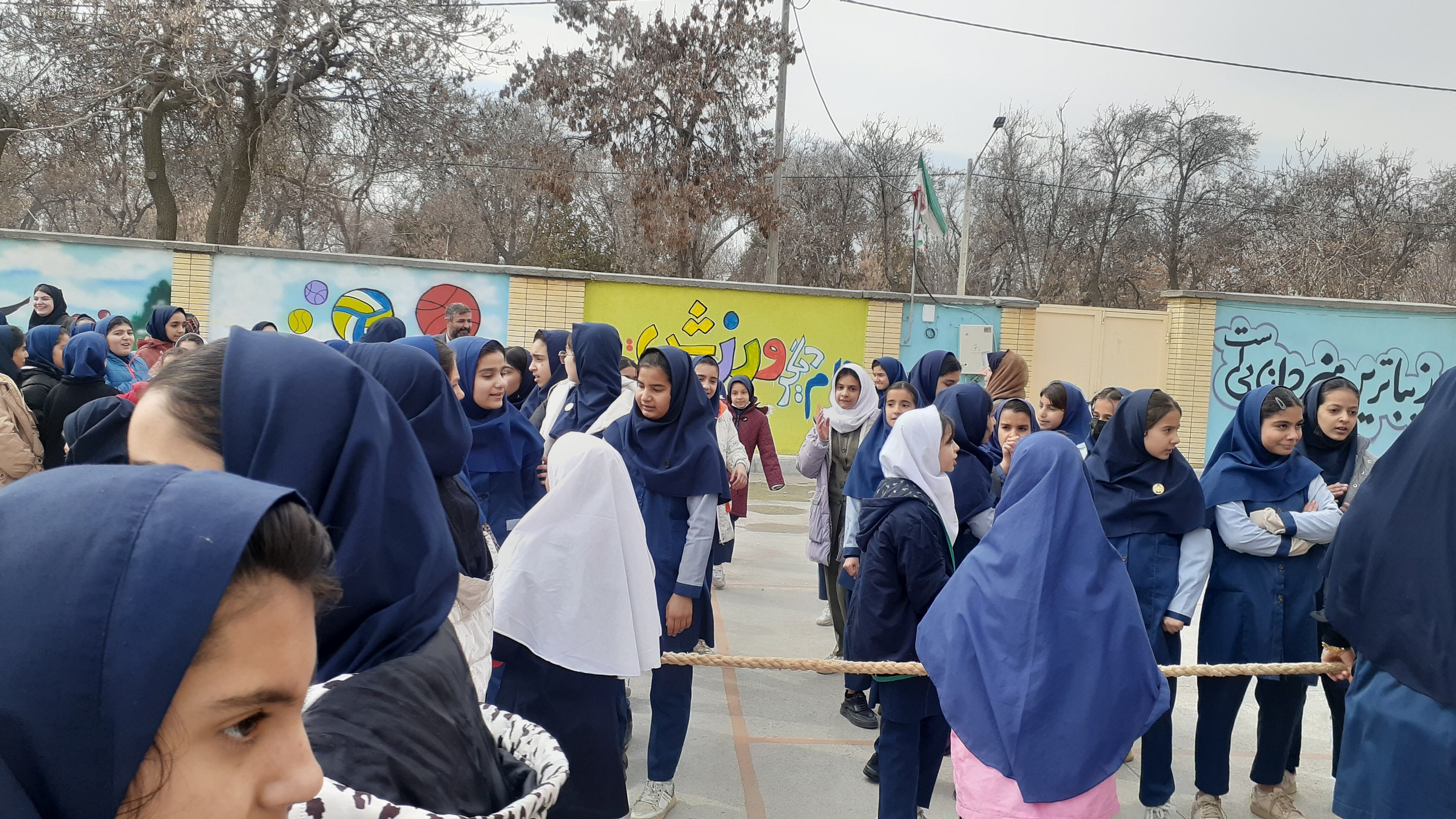 مسابقات طناب‌کشی در مدرسه دخترانه ضحی ۲ شهرستان شیروان