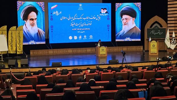 همایش زیست عفیفانه با موضوع عفت و حجاب در تالار ایوان‌ری