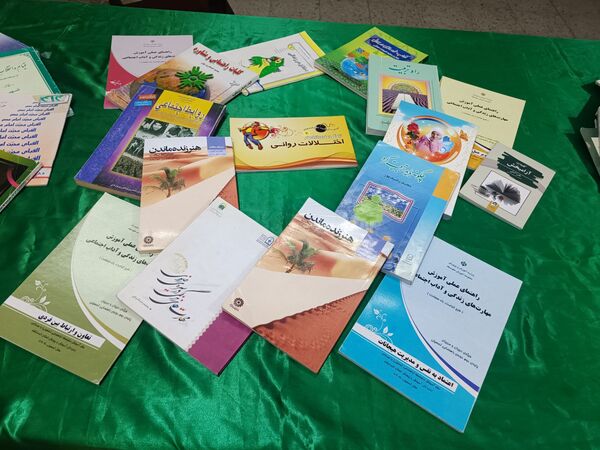 جشن کتاب و مطالعه در دبیرستان دخترانه متوسطه اول 15 خرداد 