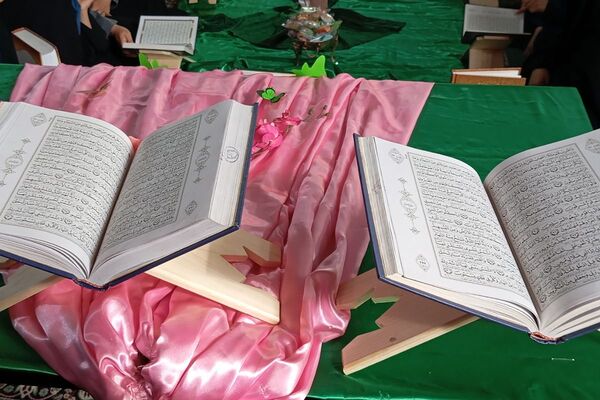 افتتاحیه محفل انس با قرآن‌کریم در دبیرستان جوادالائمه بهارستان‌دو