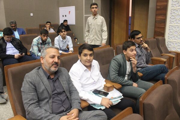 تقدیر از دانش‌آموزان و فرهنگیان برگزیده مسابقات قرآنی در استان قم