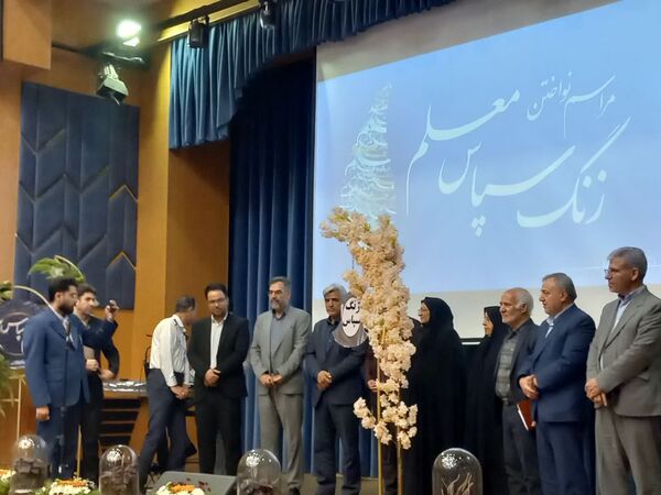 نواختن زنگ سپاس در فرهنگسرای آریو مصلی نژاد 