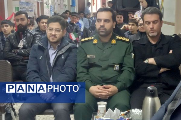 بیعت نوجوانان مدرسهٔ امام خمینی (ره) قرچک با آرمان‌های امام راحل در چهل و هفتمین جشن پیروزی انقلاب 