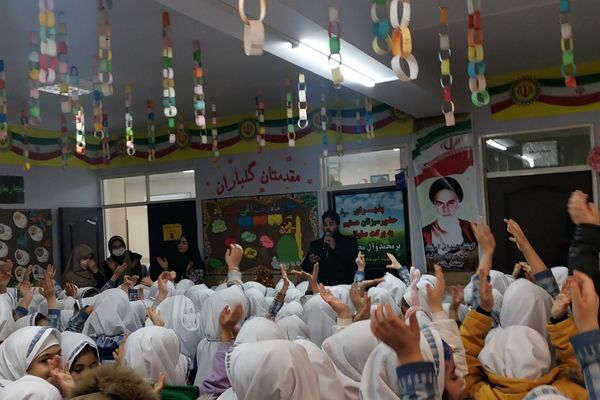 جشن مبعث پیامبر اکرم (ص) در دبستان زنده یاد قمصری شهرستان ورامین