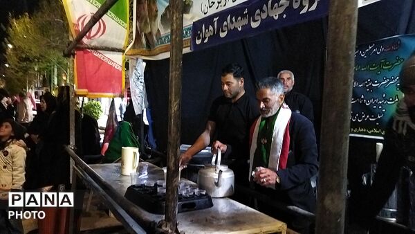 خیابان امام خمینی میزبان موکب های مردمی شد 