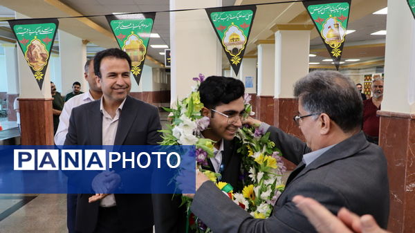 مراسم استقبال از علیرضا احمدی دانش‌آموز مدال‌آور و افتخار آفرین المپیاد جهانی اقتصاد متوسط در بوشهر