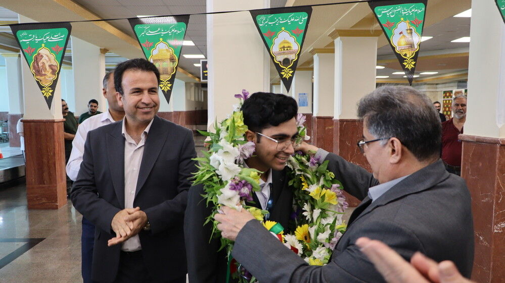 مراسم استقبال از علیرضا احمدی دانش‌آموز مدال‌آور و افتخار آفرین المپیاد جهانی اقتصاد متوسط در بوشهر