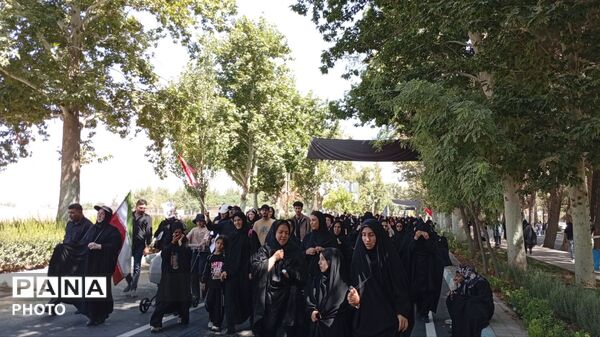 زائرانِ نرسیده به حریم؛ خروشِ اربعینی‌ها در قلبِ نیشابور