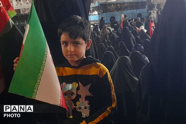 طنین نوای دل‌نشین «زمزمه‌های زهرایی» در میدان امام خامنه‌ای