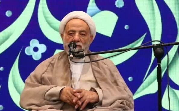 معلمان، مدیران و مسئولان موظفند که دانش‌آموزان را به نماز ترغیب کنند